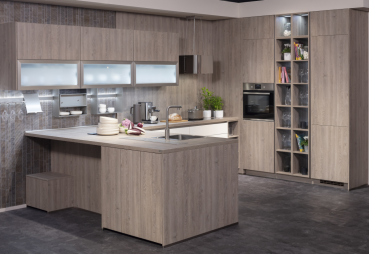 Kitchen 5: Oak decor with glass frame fronts
